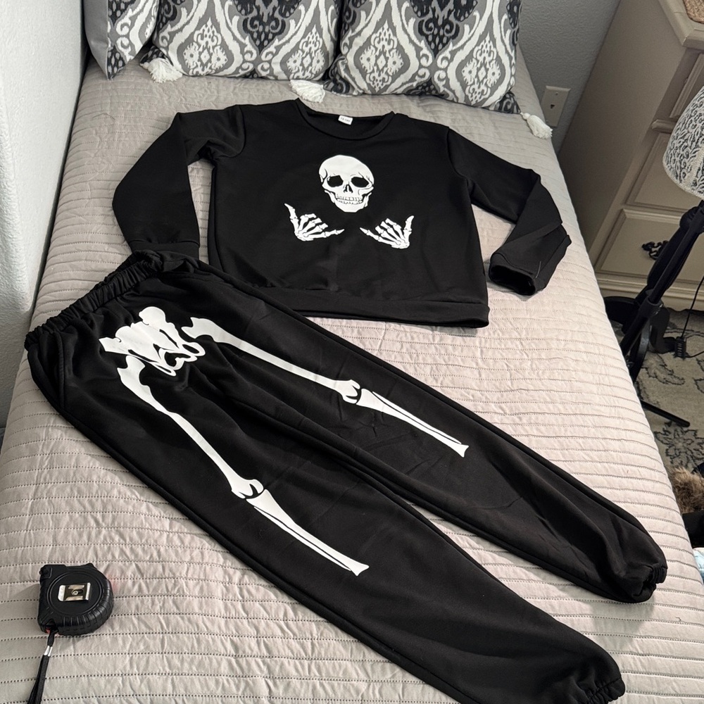 Skeleton black 2 pc Halloween joggers set/costume Kids unisex size 13-14